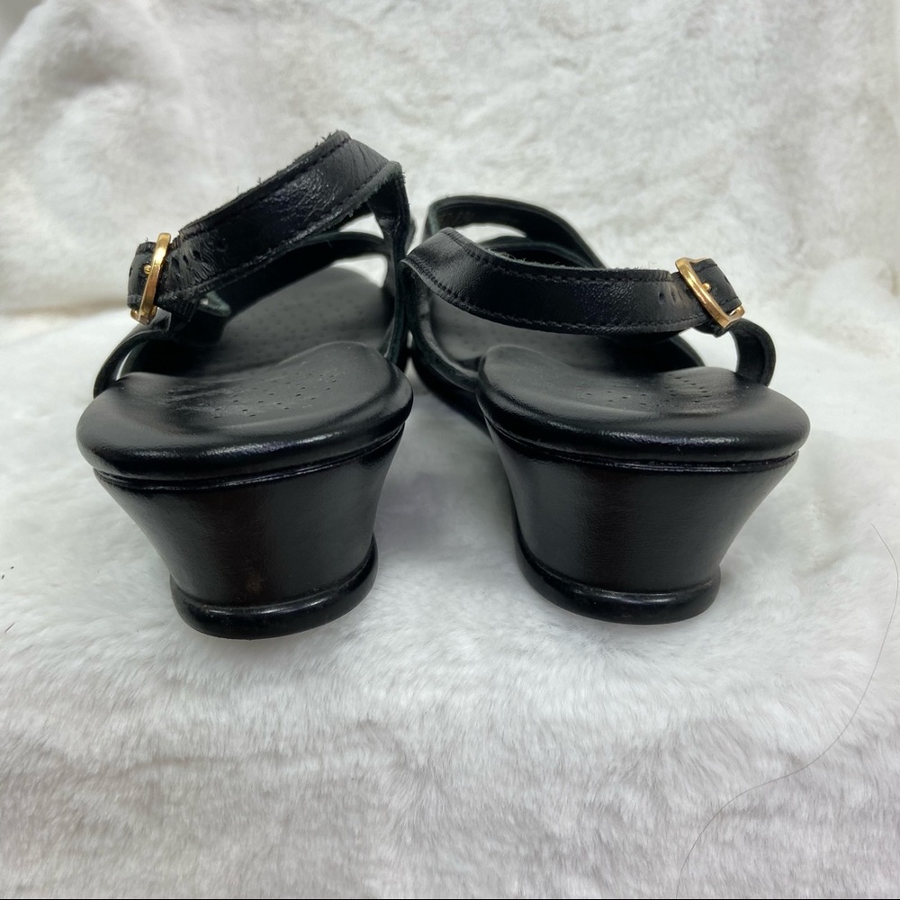 SAS black leather cross cross sandal
Size 9M - Picture 4 of 9